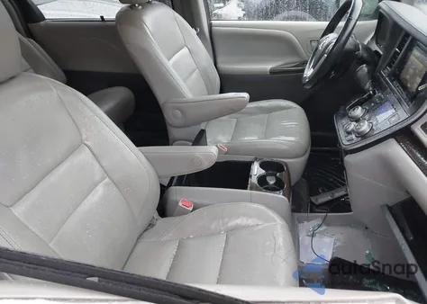 2015 Toyota Sienna Xle 8 Passenger z USA, uszkodzony, nr VIN 5TDYK3DC5FS633957